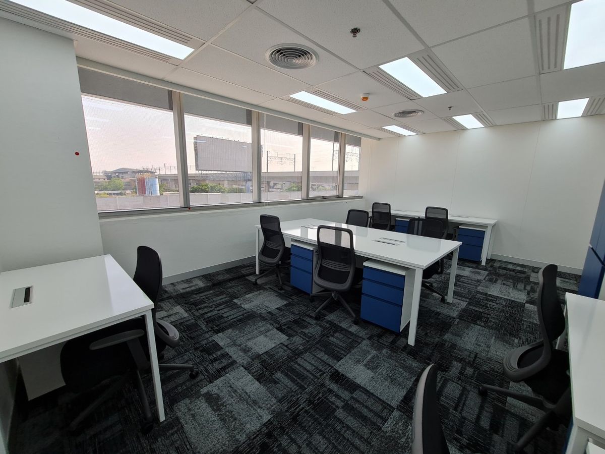 For RentOfficeVipawadee, Don Mueang, Lak Si : Line: @zimple_asset  Fully furnished office space for rent featuring modern-style decor and fully equipped with essential office furniture for immediate use.