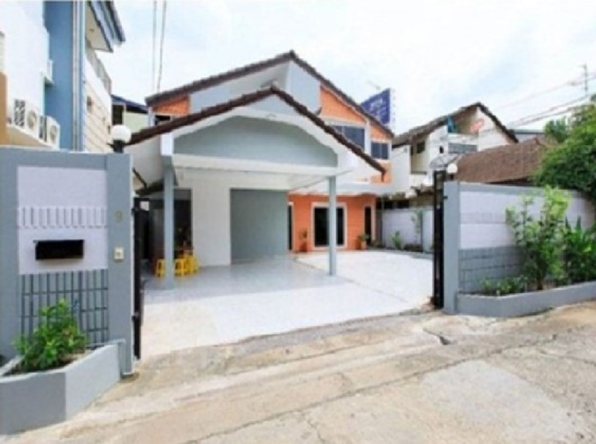 For RentHome OfficeSeri Thai, Ramkhamhaeng Nida : Tel. 081-632-0632 2-story house for rent, Soi Si Burapha, near Nida Intersection / No furniture / 4 air conditioners / renovate, the whole house / animal can live or be a company.