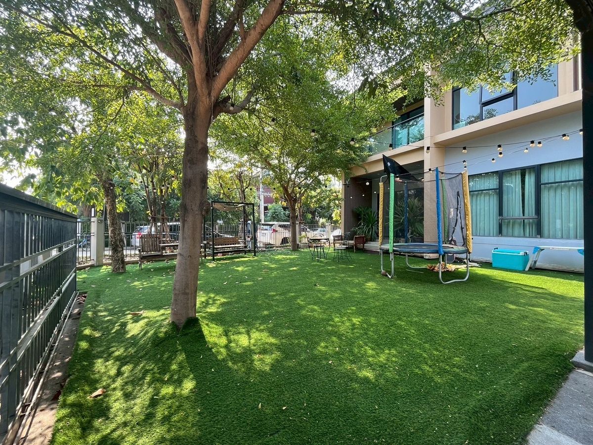 For SaleHousePathum Thani,Rangsit, Thammasat : 📌 Luxury Large Single House for Sale in Burasiri Rangsit, Corner Plot, 90 sq.wah (360 sqm), 4 Bedrooms, 5 Bathrooms, 1 Maid’s Room. Special Price: Only 10.5 Million Baht! (from original 11.7 MB)
