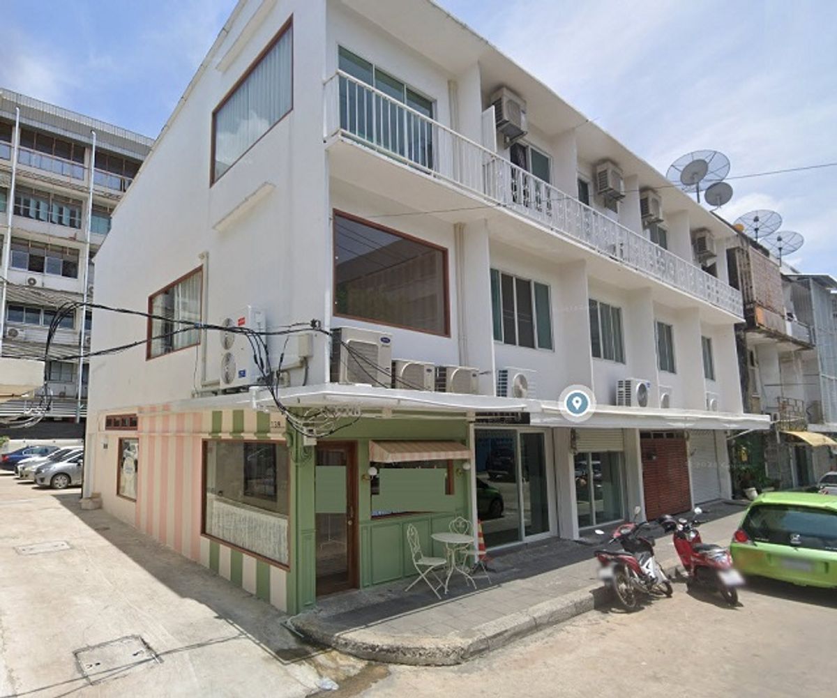 For RentShop HouseSathorn, Narathiwat : Sathorn 11 Monday BTS Surasak 1.8 km. Rent a 3rd floor commercial building, 1 booth 36 sq.w. 432 sq.m.