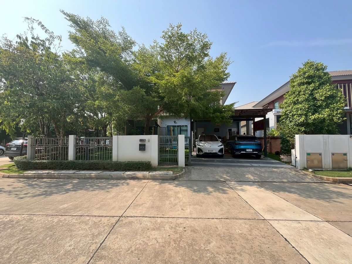 For SaleHousePathum Thani,Rangsit, Thammasat : 📌 Luxury Large Single House for Sale in Burasiri Rangsit, Corner Plot, 90 sq.wah (360 sqm), 4 Bedrooms, 5 Bathrooms, 1 Maid’s Room. Special Price: Only 10.5 Million Baht! (from original 11.7 MB)