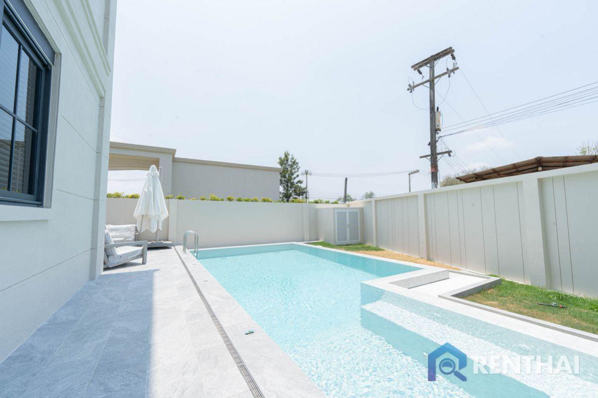 For sale a large luxury detached house with private pool Loading...
