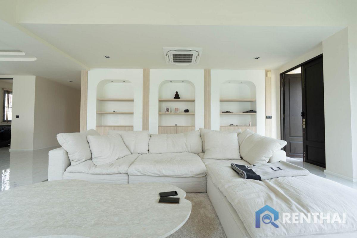 For sale a large luxury detached house with private pool Loading...