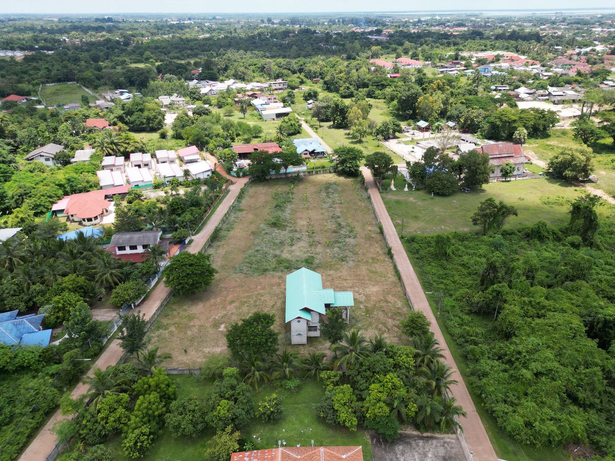 ขายที่ดินสกลนคร : ขายที่ดินสกลนคร 3-3-28 ไร่ ซอยหนองมันปลา 10 อำเภอเมืองสกลนคร แปลงสวยมาก ทำเลดีมาก ราคาดีสุดๆ