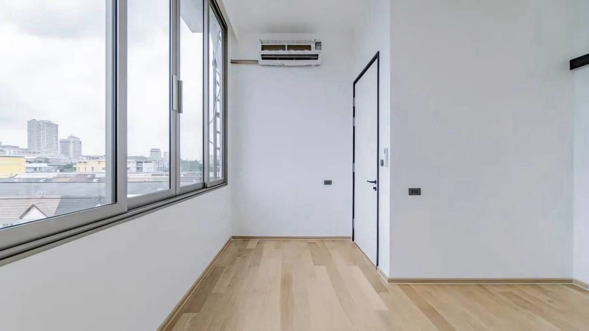 ขายทาวน์โฮมลาดพร้าว เซ็นทรัลลาดพร้าว : HOT DEAL !! ขาย Luxe35 บ้านหรู 4 ชั้น ขนาด 400 Sq.m 3 bed 6 bath ติดต่อ 086-795-9997 