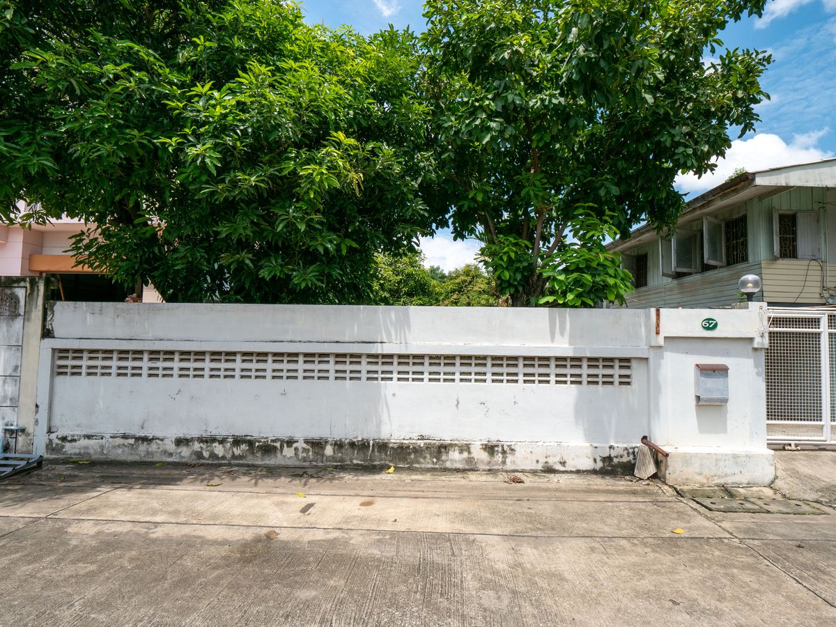 ขายที่ดินรัชดา ห้วยขวาง : ขายที่ดินห้วยขวาง ขายที่ดินซอยสุนทรศิริ ขายที่ดินซอยประชาราษฎร์บำเพ็ญ6 ขนาดที่ดิน 129 ตารางวา แปลงสวยมาก ทำเลดีมาก เหมาะแก่การลงทุน สร้างโรงแรม คอนโด หอพัก บ้านหรู หรือกิจการออฟฟิต ห่างจาก MRT ห้วยขวางเพียง 500 เมตรเท่านั้น