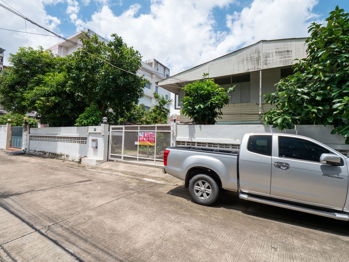 ขายที่ดินรัชดา ห้วยขวาง : ขายที่ดินห้วยขวาง ขายที่ดินซอยสุนทรศิริ ขายที่ดินซอยประชาราษฎร์บำเพ็ญ6 ขนาดที่ดิน 129 ตารางวา แปลงสวยมาก ทำเลดีมาก เหมาะแก่การลงทุน สร้างโรงแรม คอนโด หอพัก บ้านหรู หรือกิจการออฟฟิต ห่างจาก MRT ห้วยขวางเพียง 500 เมตรเท่านั้น