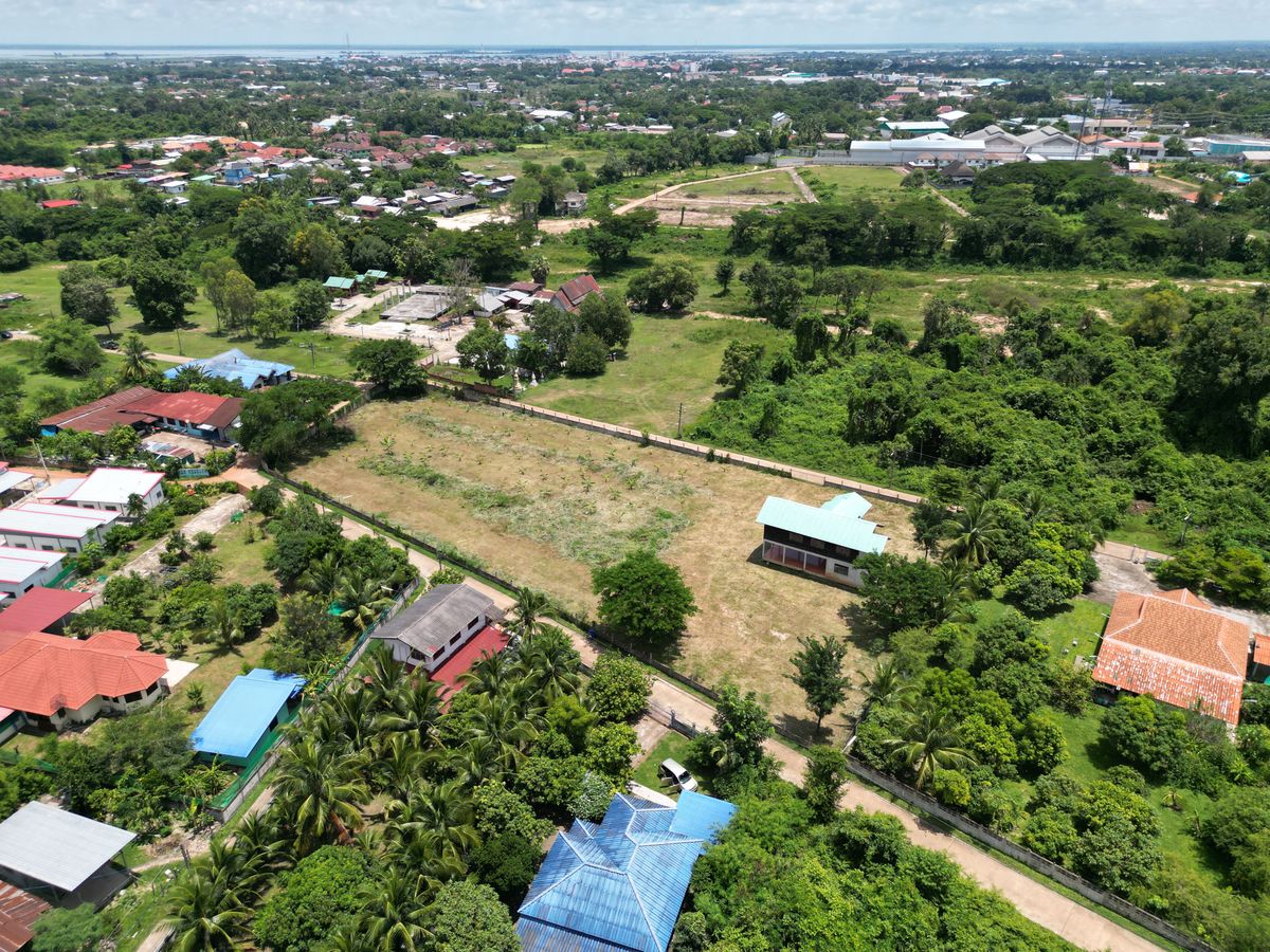 ขายที่ดินสกลนคร : ขายที่ดินสกลนคร 3-3-28 ไร่ ซอยหนองมันปลา 10 อำเภอเมืองสกลนคร แปลงสวยมาก ทำเลดีมาก ราคาดีสุดๆ