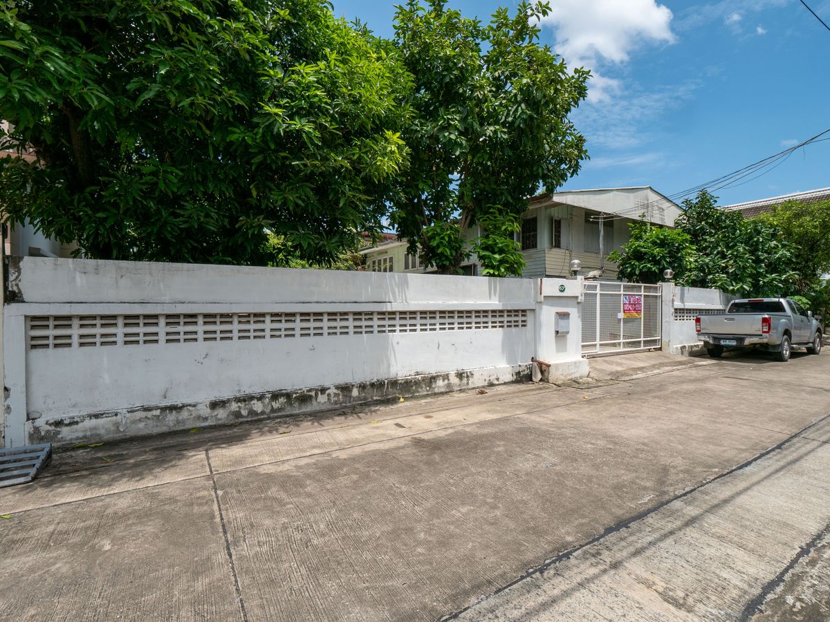 ขายที่ดินรัชดา ห้วยขวาง : ขายที่ดินห้วยขวาง ขายที่ดินซอยสุนทรศิริ ขายที่ดินซอยประชาราษฎร์บำเพ็ญ6 ขนาดที่ดิน 129 ตารางวา แปลงสวยมาก ทำเลดีมาก เหมาะแก่การลงทุน สร้างโรงแรม คอนโด หอพัก บ้านหรู หรือกิจการออฟฟิต ห่างจาก MRT ห้วยขวางเพียง 500 เมตรเท่านั้น