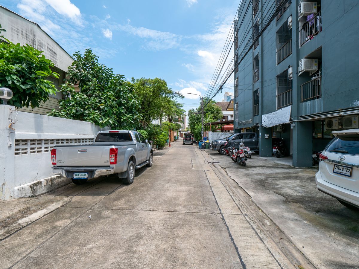 ขายที่ดินรัชดา ห้วยขวาง : ขายที่ดินห้วยขวาง ขายที่ดินซอยสุนทรศิริ ขายที่ดินซอยประชาราษฎร์บำเพ็ญ6 ขนาดที่ดิน 129 ตารางวา แปลงสวยมาก ทำเลดีมาก เหมาะแก่การลงทุน สร้างโรงแรม คอนโด หอพัก บ้านหรู หรือกิจการออฟฟิต ห่างจาก MRT ห้วยขวางเพียง 500 เมตรเท่านั้น