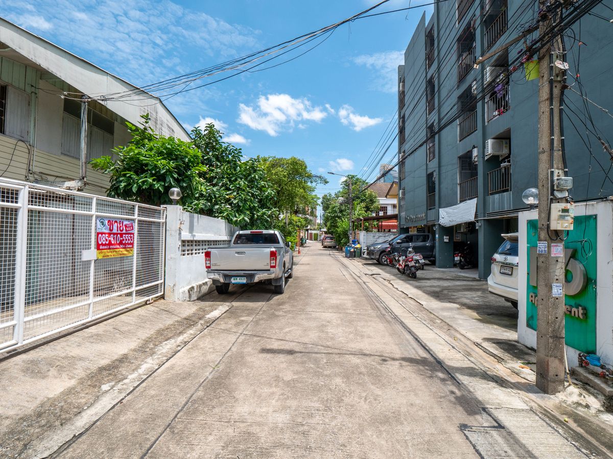 ขายที่ดินรัชดา ห้วยขวาง : ขายที่ดินห้วยขวาง ขายที่ดินซอยสุนทรศิริ ขายที่ดินซอยประชาราษฎร์บำเพ็ญ6 ขนาดที่ดิน 129 ตารางวา แปลงสวยมาก ทำเลดีมาก เหมาะแก่การลงทุน สร้างโรงแรม คอนโด หอพัก บ้านหรู หรือกิจการออฟฟิต ห่างจาก MRT ห้วยขวางเพียง 500 เมตรเท่านั้น