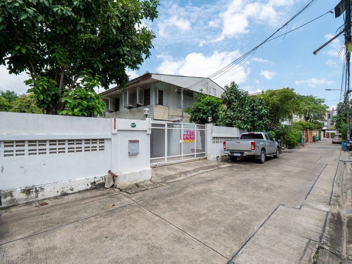 ขายที่ดินรัชดา ห้วยขวาง : ขายที่ดินห้วยขวาง ขายที่ดินซอยสุนทรศิริ ขายที่ดินซอยประชาราษฎร์บำเพ็ญ6 ขนาดที่ดิน 129 ตารางวา แปลงสวยมาก ทำเลดีมาก เหมาะแก่การลงทุน สร้างโรงแรม คอนโด หอพัก บ้านหรู หรือกิจการออฟฟิต ห่างจาก MRT ห้วยขวางเพียง 500 เมตรเท่านั้น