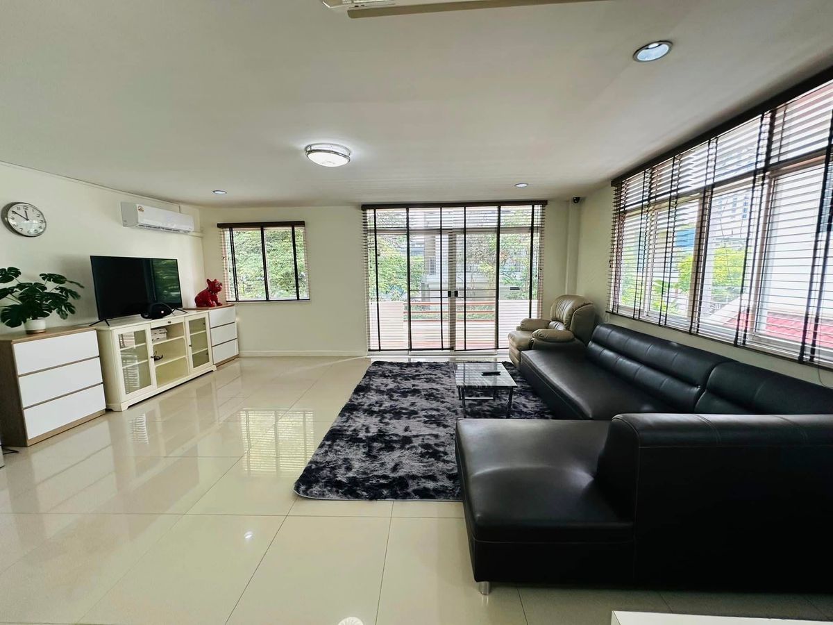 ให้เช่าบ้านสุขุมวิท อโศก ทองหล่อ : ให้เช่าบ้านเดี่ยวสุขุมวิท 31 มีสวน ใกล้ EmQuartier, BTS พร้อมพงศ์ 1.5 กม. 