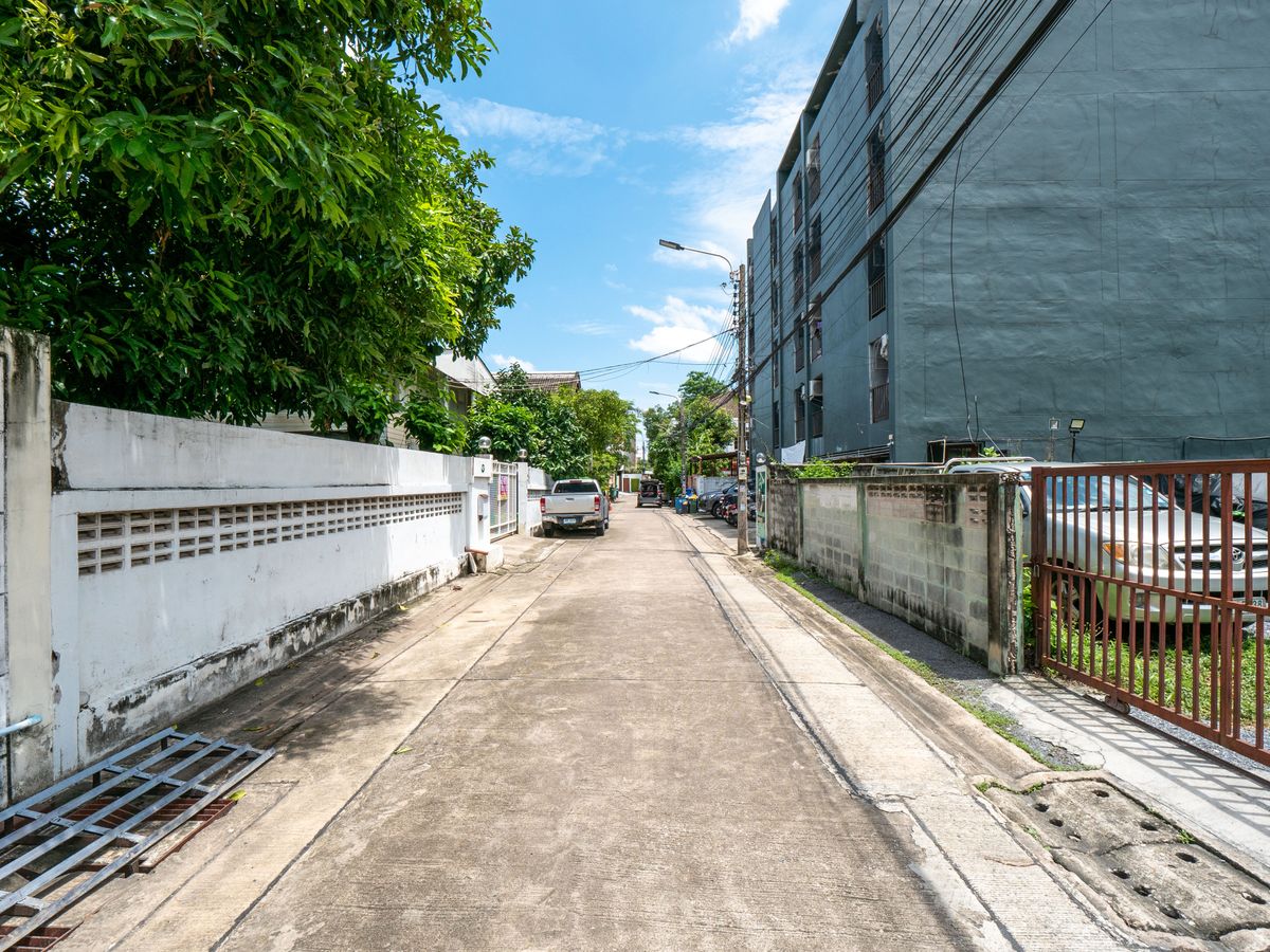 ขายที่ดินรัชดา ห้วยขวาง : ขายที่ดินห้วยขวาง ขายที่ดินซอยสุนทรศิริ ขายที่ดินซอยประชาราษฎร์บำเพ็ญ6 ขนาดที่ดิน 129 ตารางวา แปลงสวยมาก ทำเลดีมาก เหมาะแก่การลงทุน สร้างโรงแรม คอนโด หอพัก บ้านหรู หรือกิจการออฟฟิต ห่างจาก MRT ห้วยขวางเพียง 500 เมตรเท่านั้น