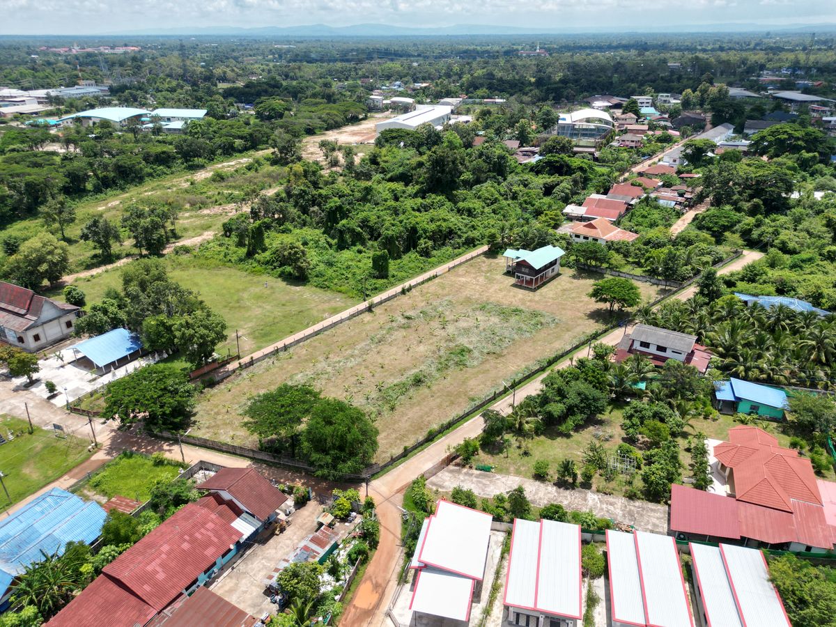 ขายที่ดินสกลนคร : ขายที่ดินสกลนคร 3-3-28 ไร่ ซอยหนองมันปลา 10 อำเภอเมืองสกลนคร แปลงสวยมาก ทำเลดีมาก ราคาดีสุดๆ