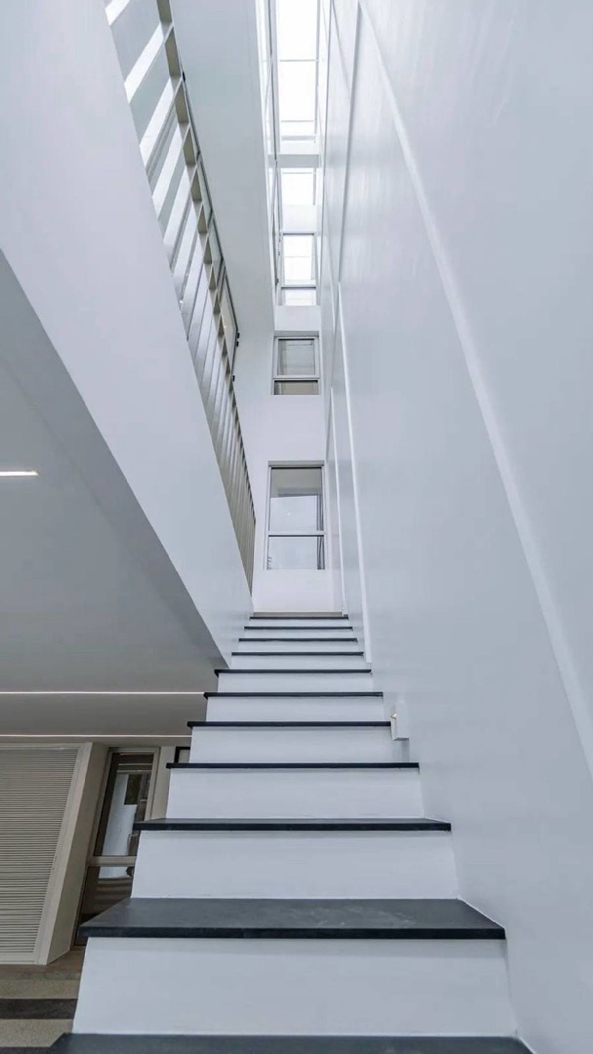 ขายทาวน์โฮมลาดพร้าว เซ็นทรัลลาดพร้าว : HOT DEAL !! ขาย Luxe35 บ้านหรู 4 ชั้น ขนาด 400 Sq.m 3 bed 6 bath ติดต่อ 086-795-9997 