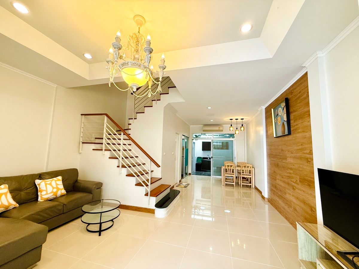 For RentTownhomePattanakan, Srinakarin : Rent a 3 -story townhome, beautiful, new, luxury decoration in the middle of the city of Erbian, Srinakarin 46/1, opposite Paradise Park.