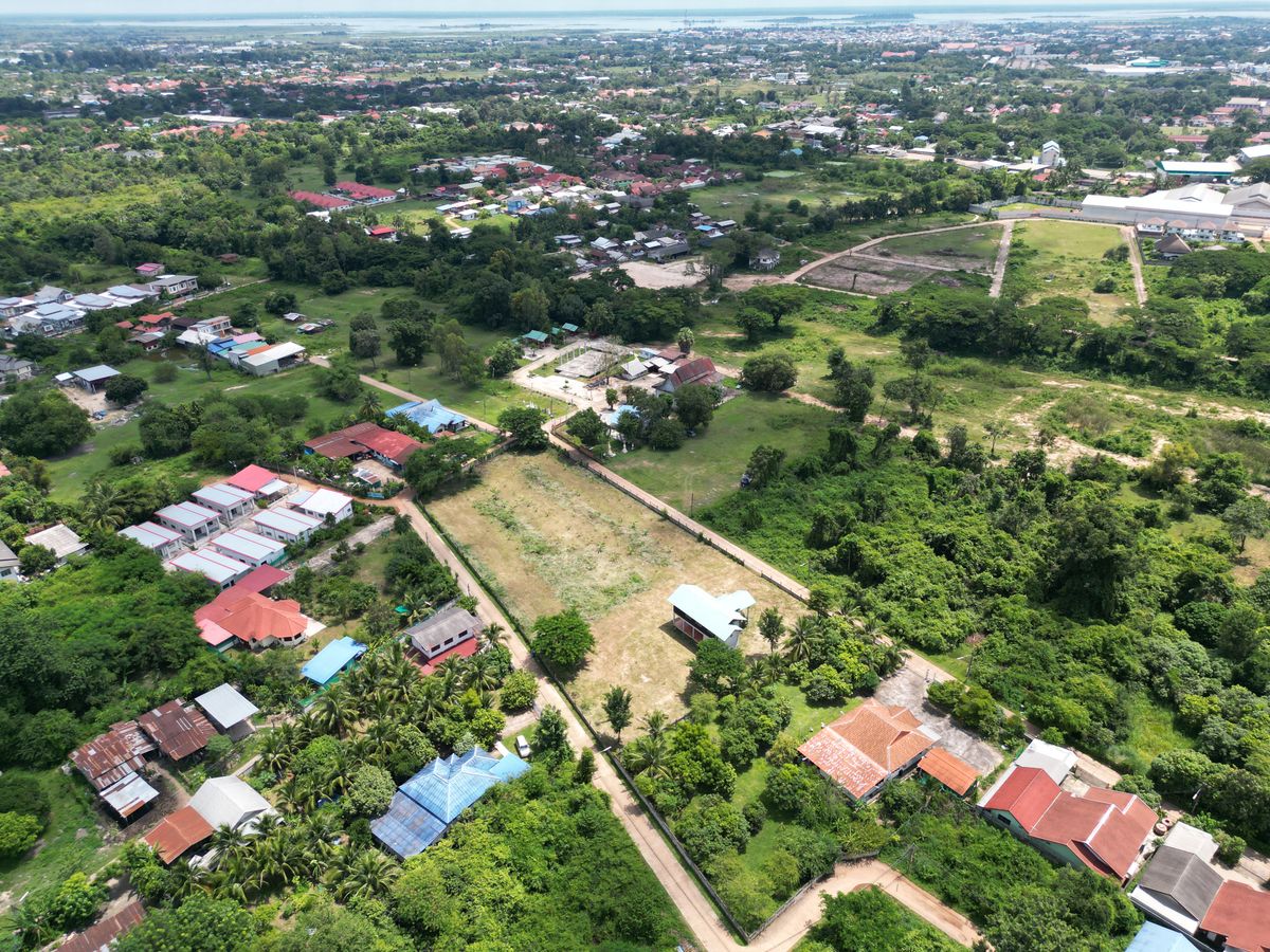 ขายที่ดินสกลนคร : ขายที่ดินสกลนคร 3-3-28 ไร่ ซอยหนองมันปลา 10 อำเภอเมืองสกลนคร แปลงสวยมาก ทำเลดีมาก ราคาดีสุดๆ