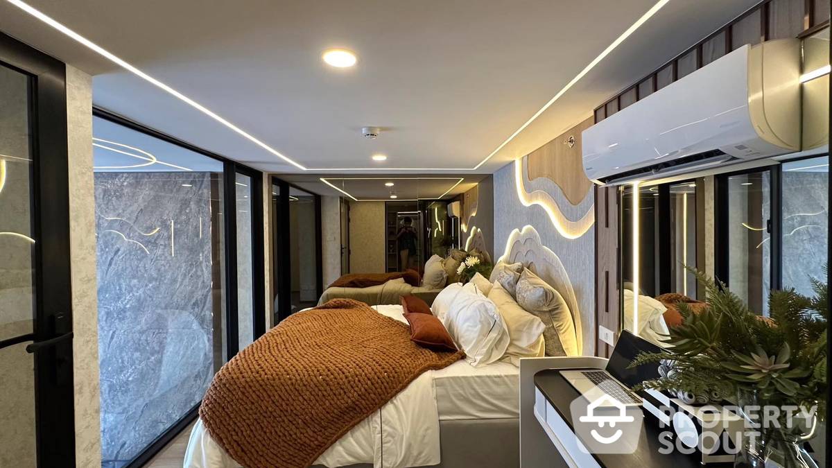 For SaleCondoRatchadapisek, Huaikwang, Suttisan : 1-BR Condo at SOHO Bangkok Ratchada near MRT Huai Khwang