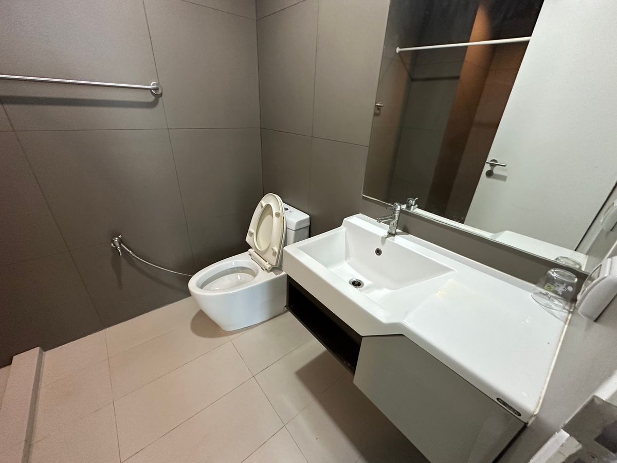 For SaleCondoRatchadapisek, Huaikwang, Suttisan : Selling with tenants Movenpick Residences Ekkamai Price 3,300,000 baht [Oms250501]