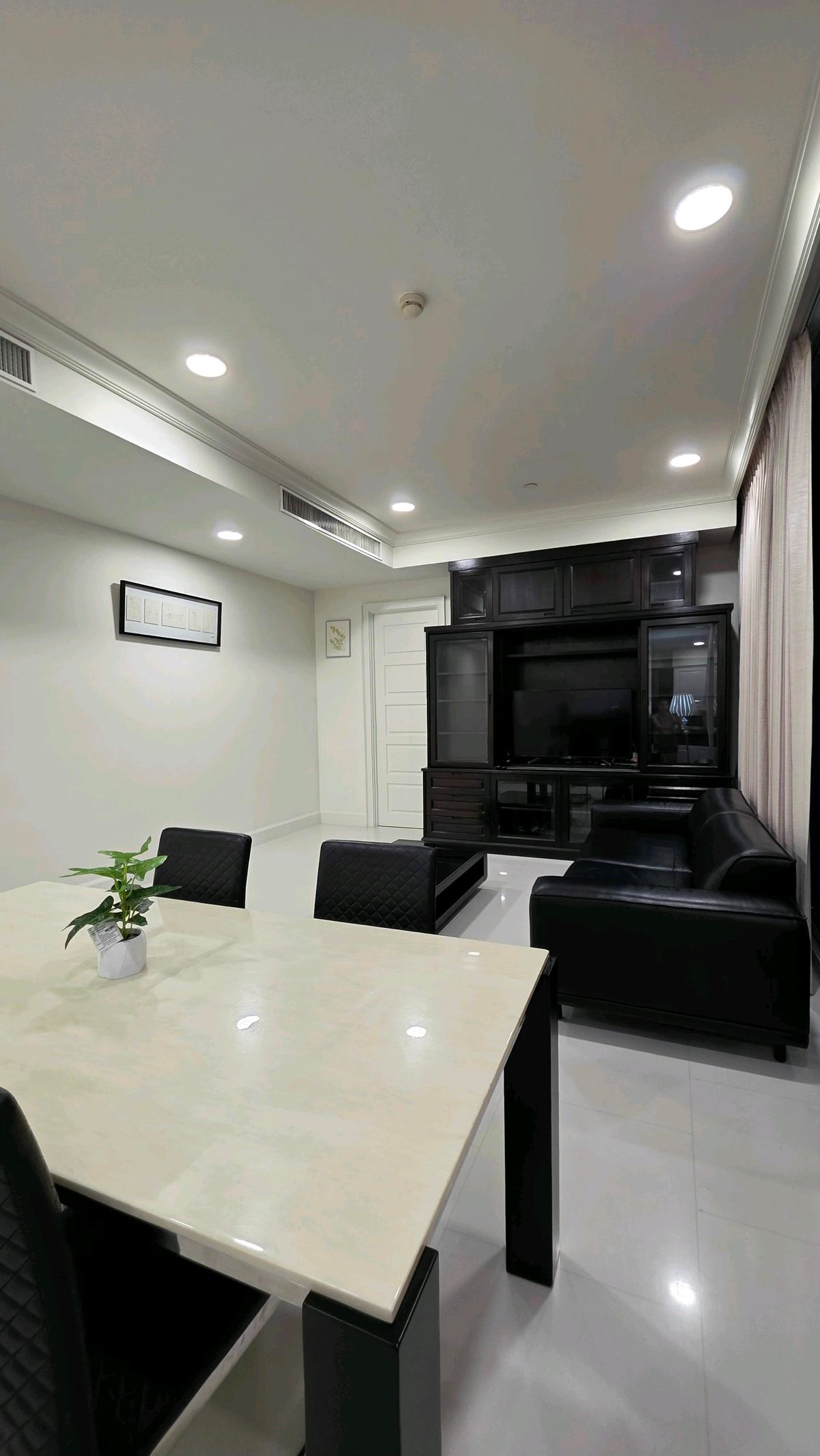 ให้เช่าคอนโดสุขุมวิท อโศก ทองหล่อ : ✨🛗 ลิฟต์ส่วนตัว • ความหรูหราเงียบสงบใจกลางอโศก 🏙️  |   Royce Residences คอนโดระดับ Hi-End ที่ตอบโจทย์ชีวิตคนเมืองอย่างแท้จริง