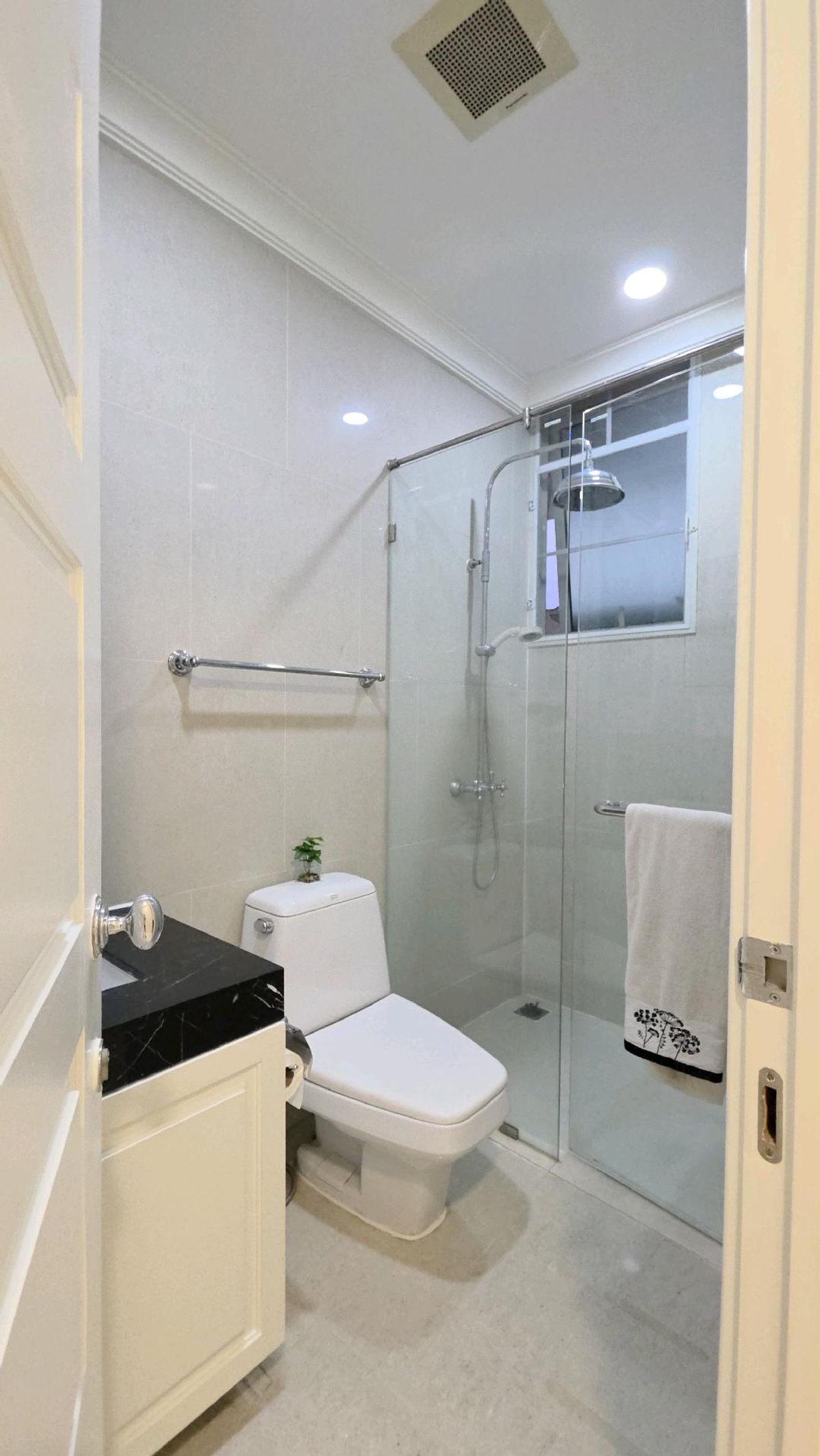 ให้เช่าคอนโดสุขุมวิท อโศก ทองหล่อ : ✨🛗 ลิฟต์ส่วนตัว • ความหรูหราเงียบสงบใจกลางอโศก 🏙️  |   Royce Residences คอนโดระดับ Hi-End ที่ตอบโจทย์ชีวิตคนเมืองอย่างแท้จริง