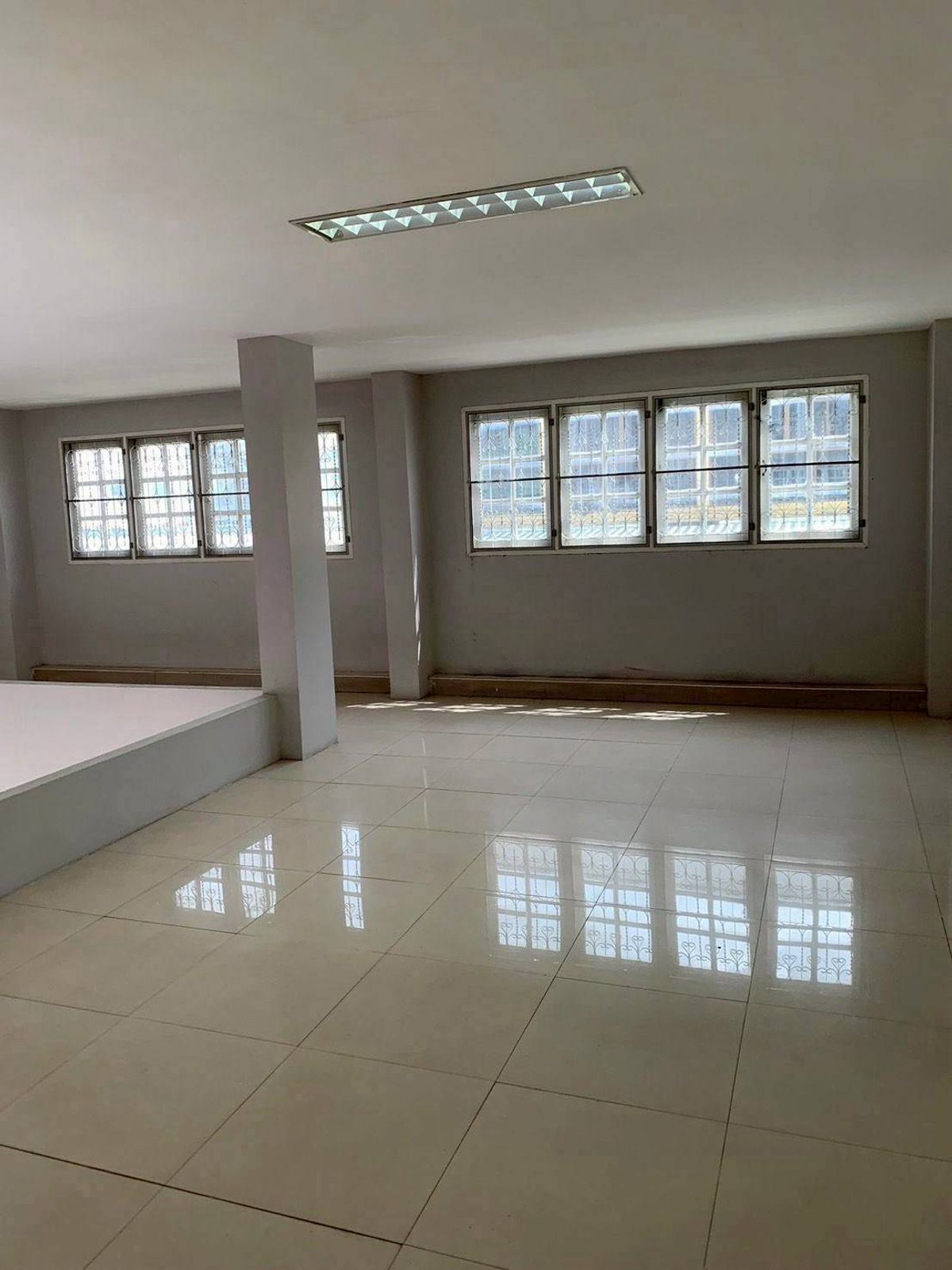 For RentShop HouseNonthaburi, Bang Yai, Bangbuathong : Rent a 3 -story commercial building + roof on the main road, Bang Yai City Excellent trading location (N.1722)