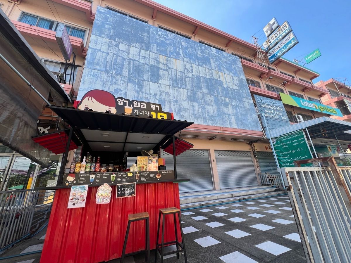 For RentShop HousePhutthamonthon, Salaya : The building is on the main road for rent. In front of Sin Somboon Village, good location, strong structure Can put machinery Renting during additional income