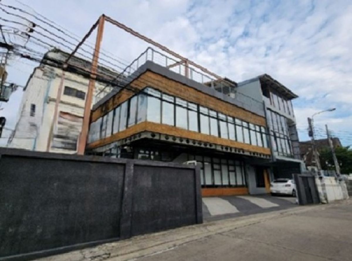 For RentOfficeNonthaburi, Bang Yai, Bangbuathong : For Rent, 3 -story office, Soi Tiwanon, not deep into the alley (walking), 800 meters away from the Ministry of Public Health