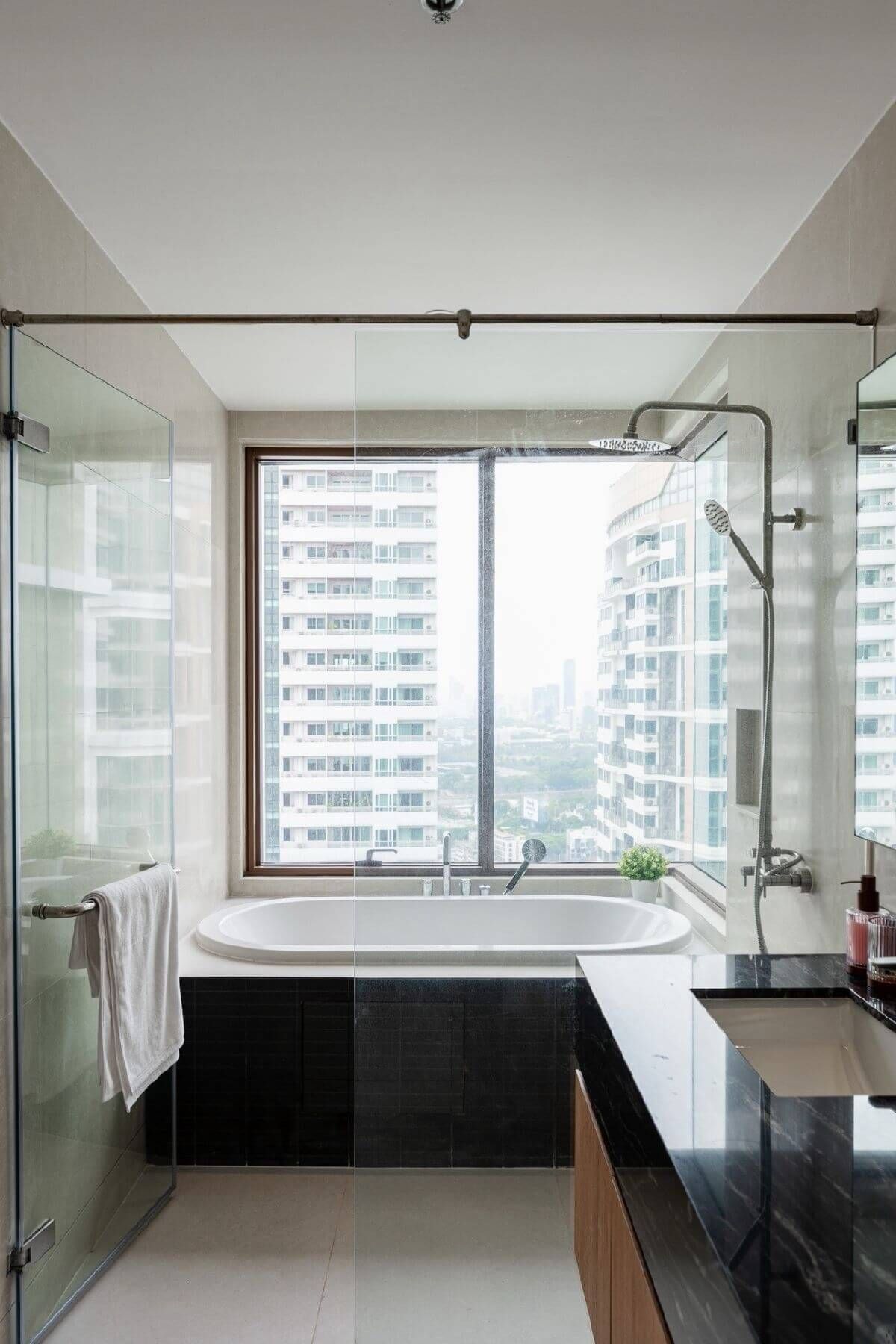 ขายคอนโดสุขุมวิท อโศก ทองหล่อ : ขายคอนโด The Emporio Place รีโนเวทใหม่ ทำเลใจกลางเมือง ใกล้ BTS ราคา 17 MB. สนใจติดต่อ 092-6905445