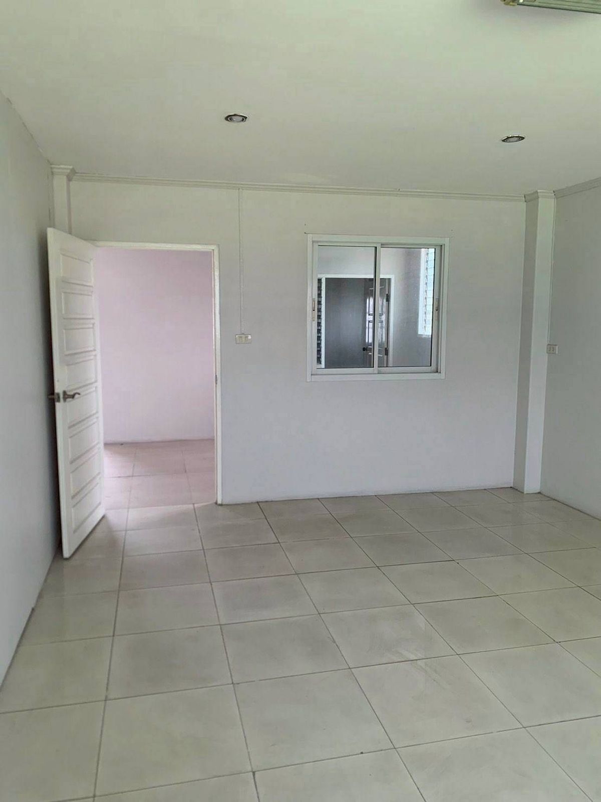 For RentShop HouseNonthaburi, Bang Yai, Bangbuathong : Rent a 3 -story commercial building + roof on the main road, Bang Yai City Excellent trading location (N.1722)