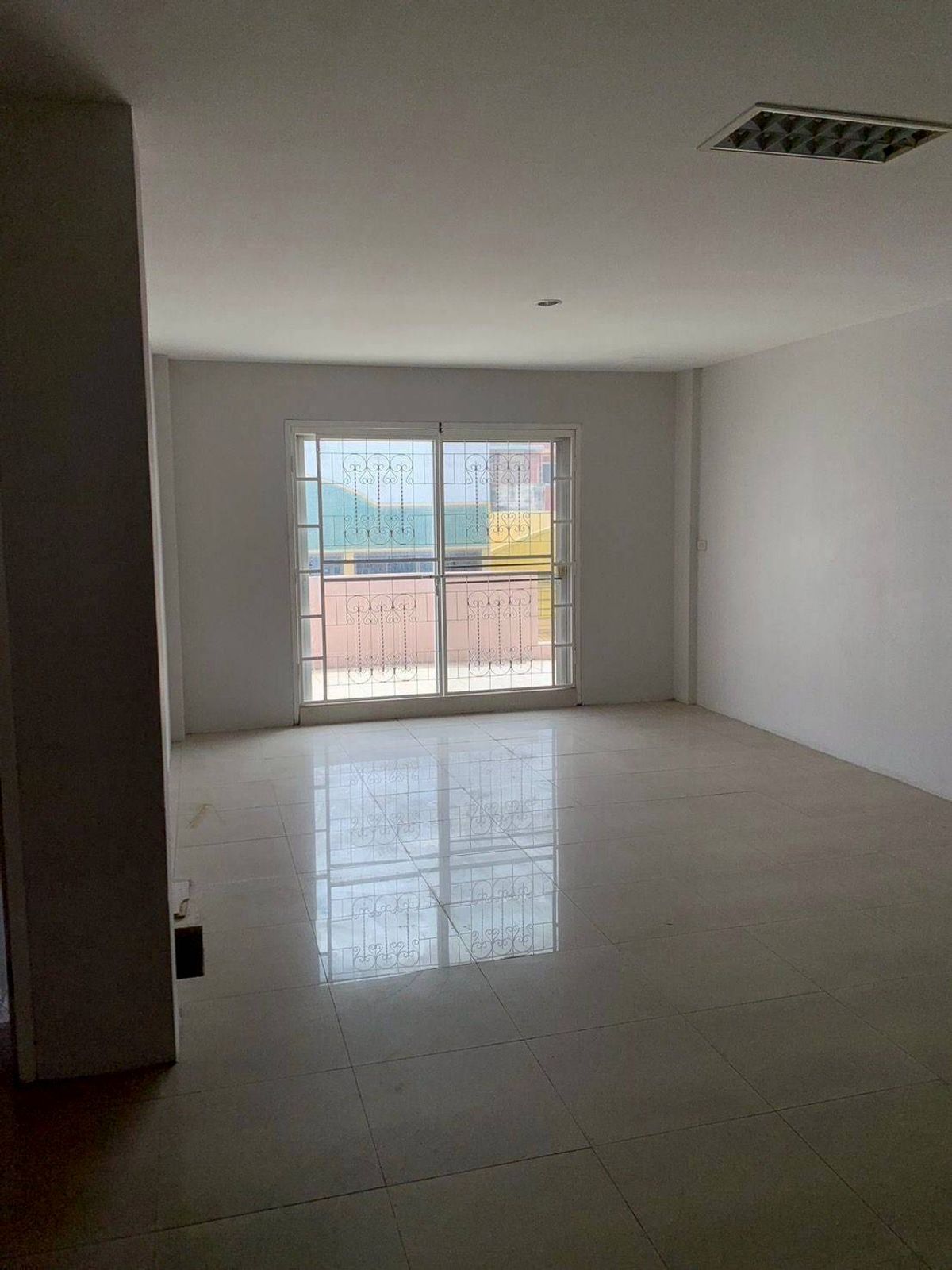 For RentShop HouseNonthaburi, Bang Yai, Bangbuathong : Rent a 3 -story commercial building + roof on the main road, Bang Yai City Excellent trading location (N.1722)