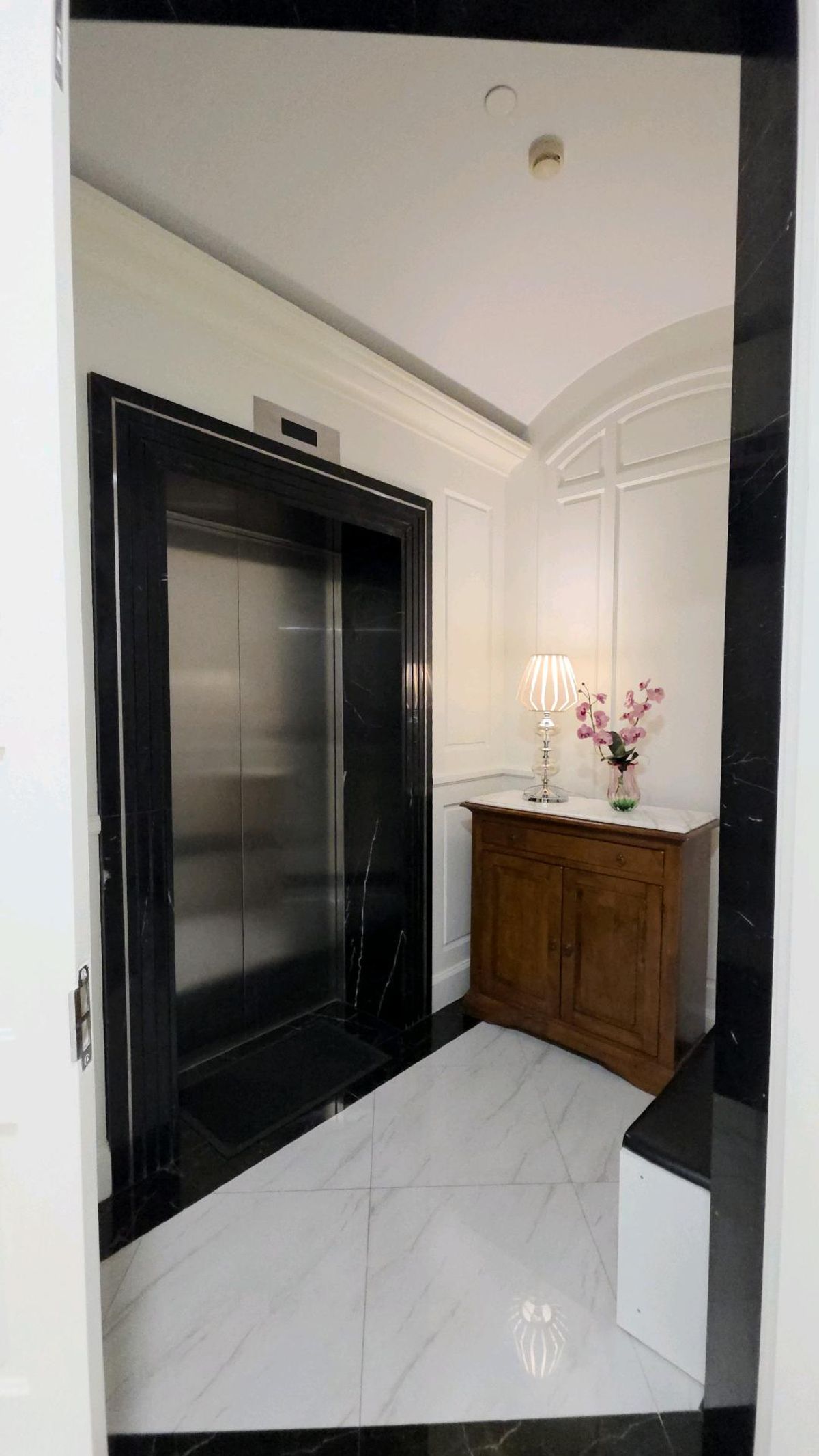 ให้เช่าคอนโดสุขุมวิท อโศก ทองหล่อ : ✨🛗 ลิฟต์ส่วนตัว • ความหรูหราเงียบสงบใจกลางอโศก 🏙️  |   Royce Residences คอนโดระดับ Hi-End ที่ตอบโจทย์ชีวิตคนเมืองอย่างแท้จริง