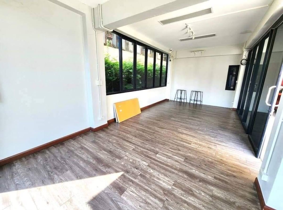 For RentOfficeRama9, Petchburi, RCA : Rental 5 -story office building, Ratchadaphisek, suitable for business (N.1314)
