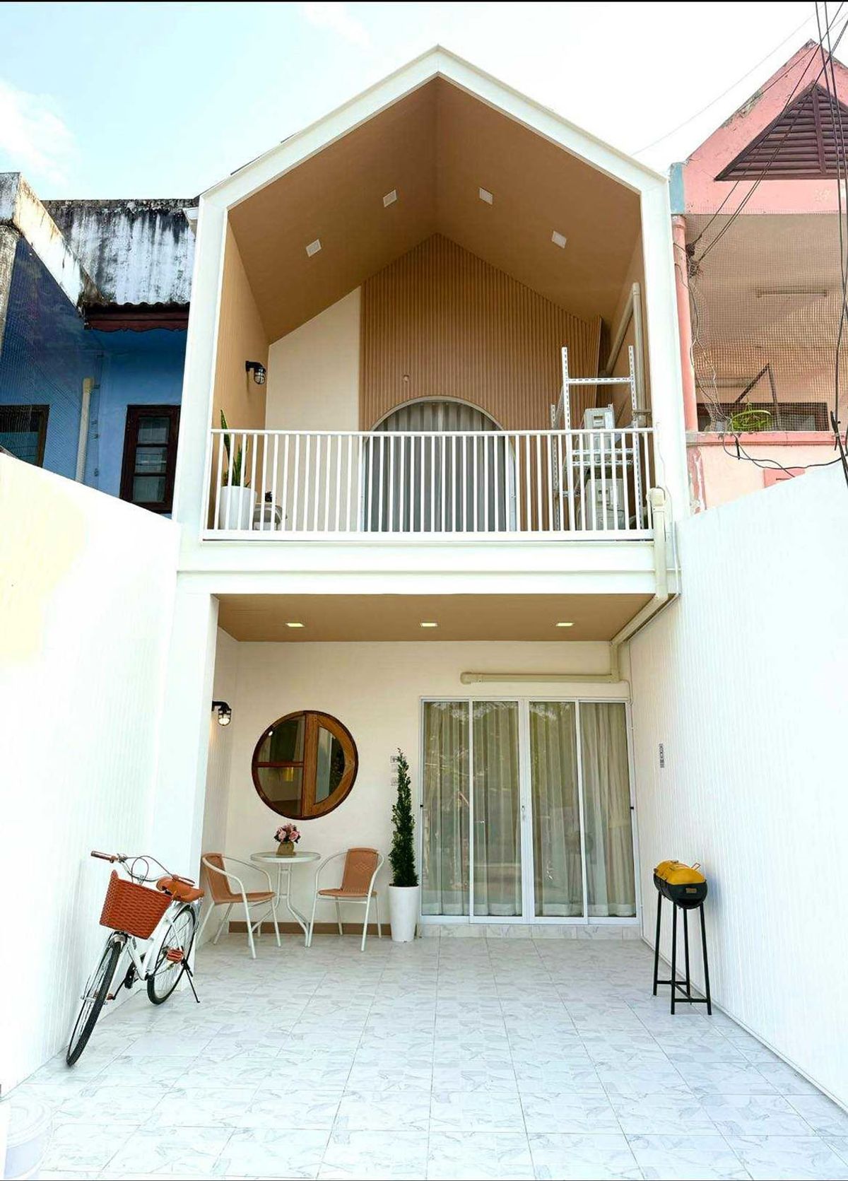 For RentTownhomeChiang Mai : Townhouse for rent 22,000 baht per month. Travel for only 5 minutes to Central Airport No.9H878.