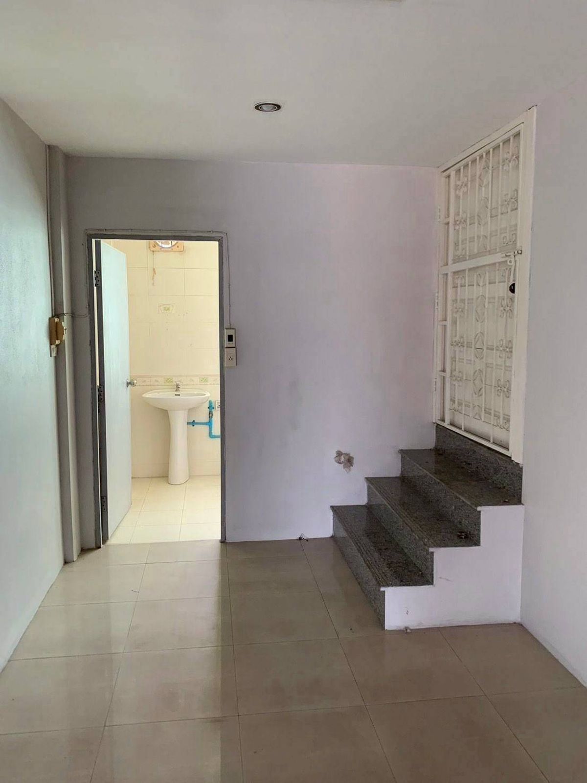 For RentShop HouseNonthaburi, Bang Yai, Bangbuathong : Rent a 3 -story commercial building + roof on the main road, Bang Yai City Excellent trading location (N.1722)