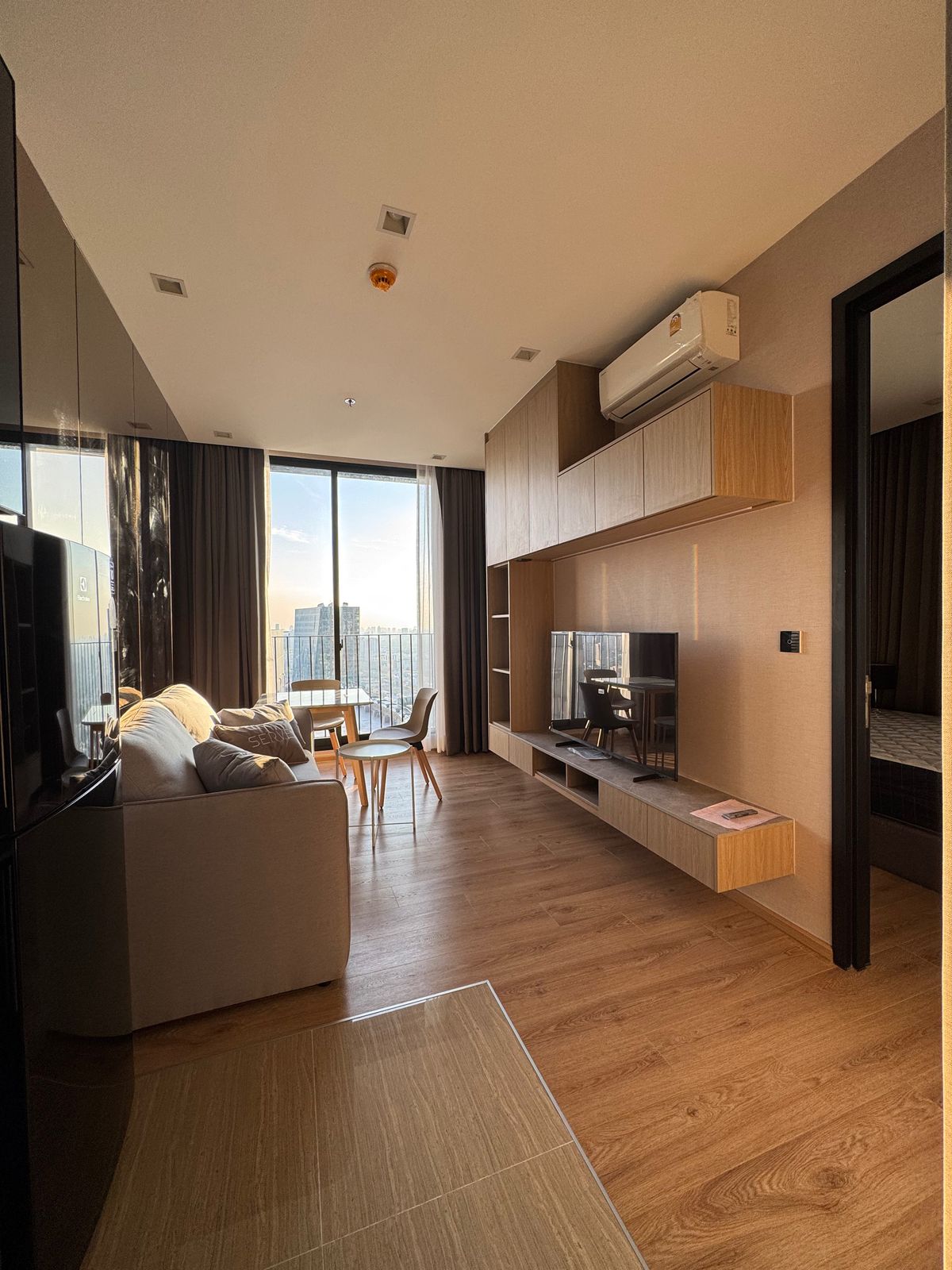 ขายคอนโดอารีย์ อนุสาวรีย์ : [ขาย] Noble Around Ari (2 Bed 1 bath) 45 s.qm. ชั้น 37 ห้องมุม วิวไม่บล็อคทุกมุม