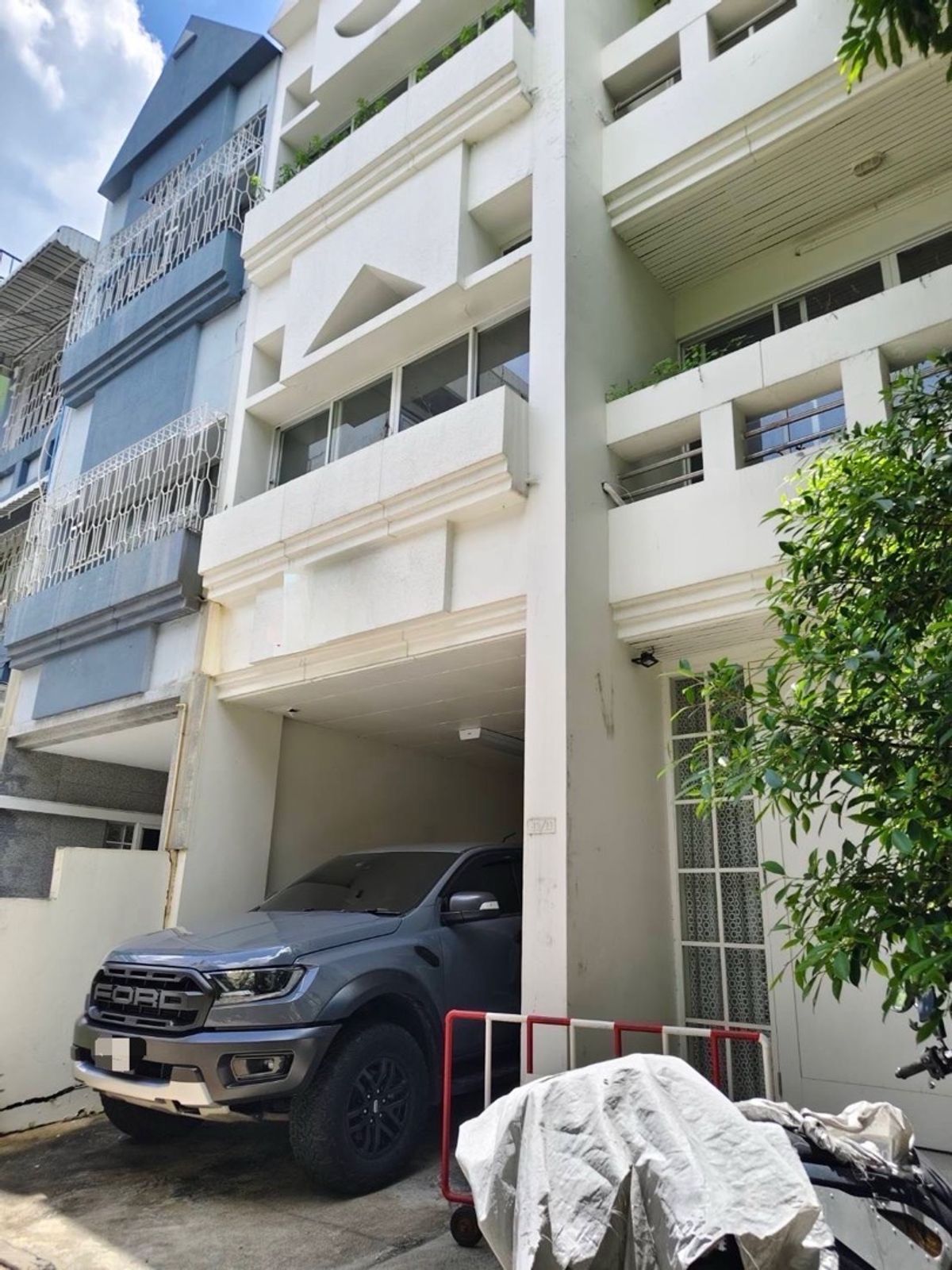 For RentShop HouseSukhumvit, Asoke, Thonglor : Renting a commercial building with Phongphong Soi Sukhumvit, Bangkok | 1 Parking focusing on foreign customers near BTS only 1.5 kilometers |