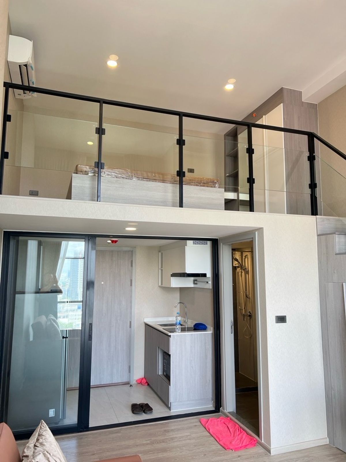 For RentCondoPinklao, Charansanitwong : Find a tenant in advance. Duo Building B, Floor 16, Two.
