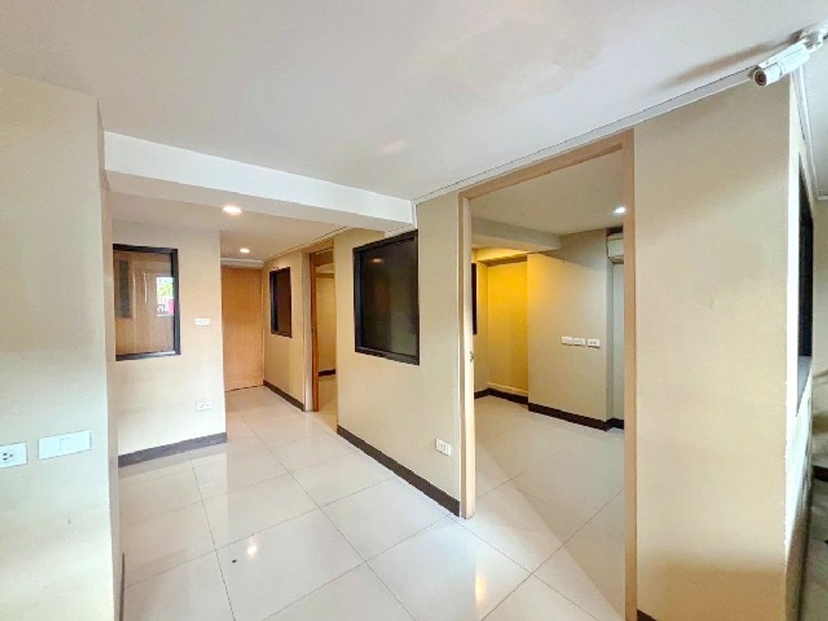 For RentShop HouseYothinpattana,CDC : ARL Ramkhamhaeng 1.1 km. MRT for rent, 1st floor, 42 sq.m., 13 sq.w., good location on the main road, spa, 2 bedrooms, 1 water, The Nine Rama 9 3.3 km.