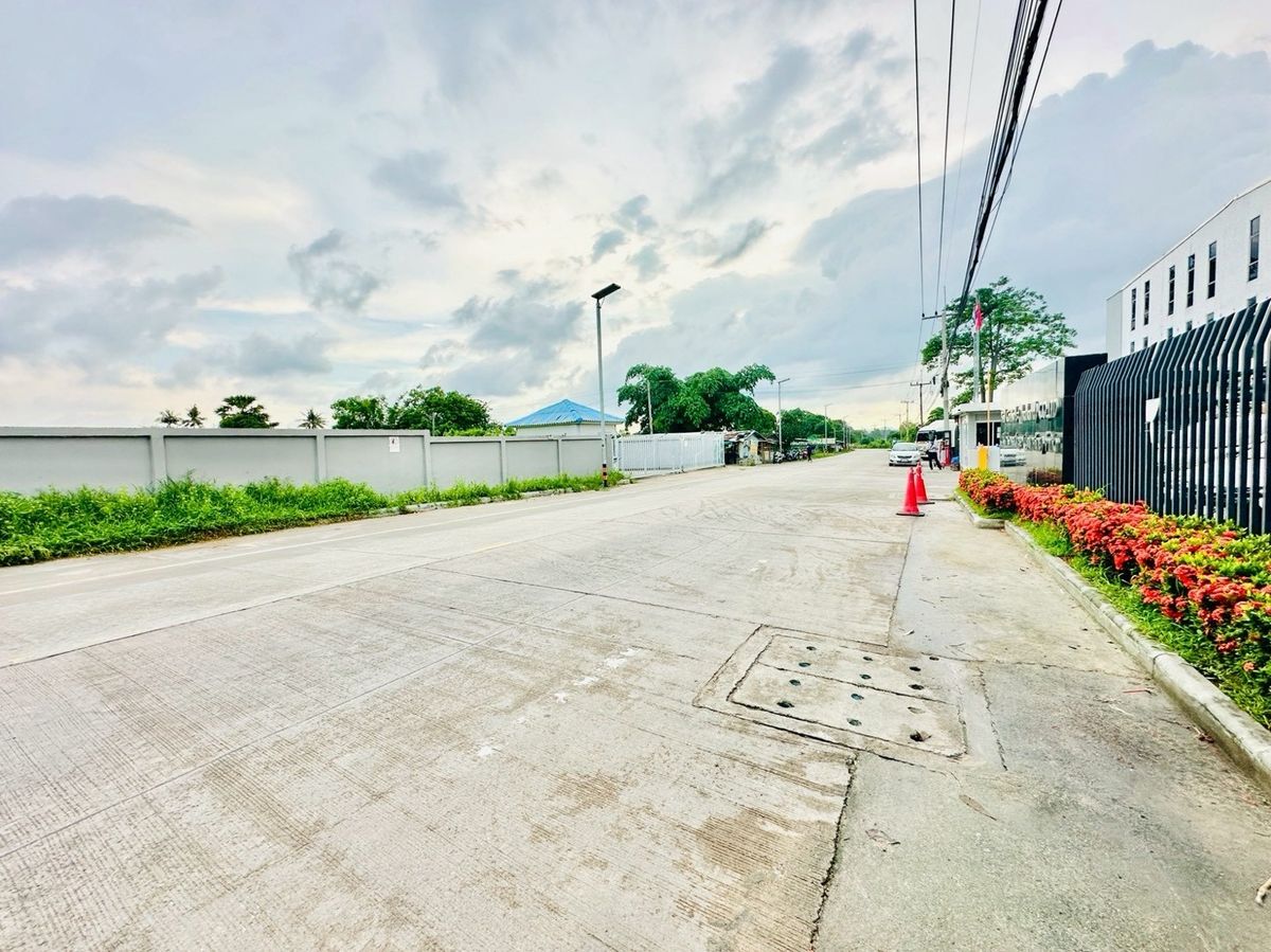 For SaleLandSriracha Laem Chabang Ban Bueng : Land for sale in the area of ​​EEC area of ​​9-1-70 rai. Don Nun Road, near Pinthong 2 Industrial Estate