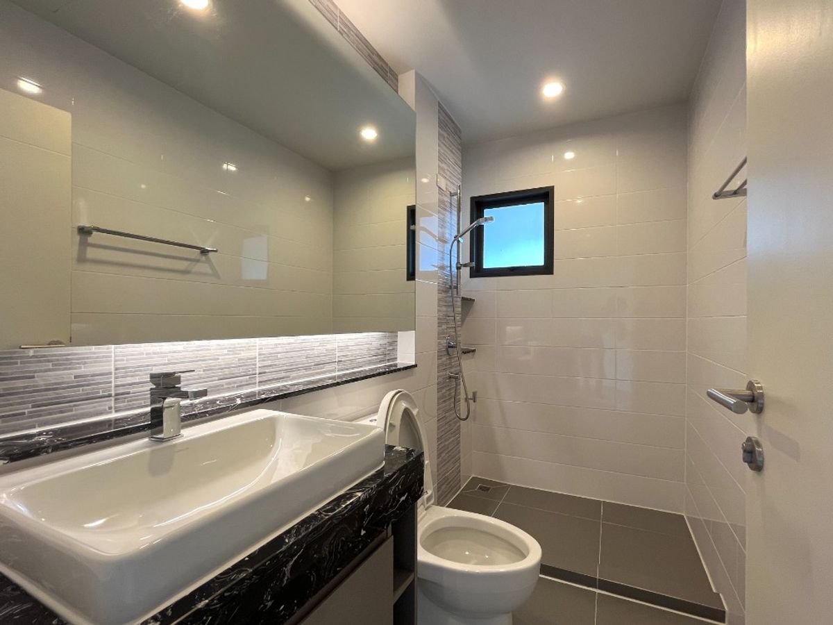 For RentHousePattanakan, Srinakarin : 📲LineID: @RizzEstate (มี@ )🔥House Luxury For Rent Burasiri Pattanakan🔥4 Beds 5 Bath 1Maid🔥