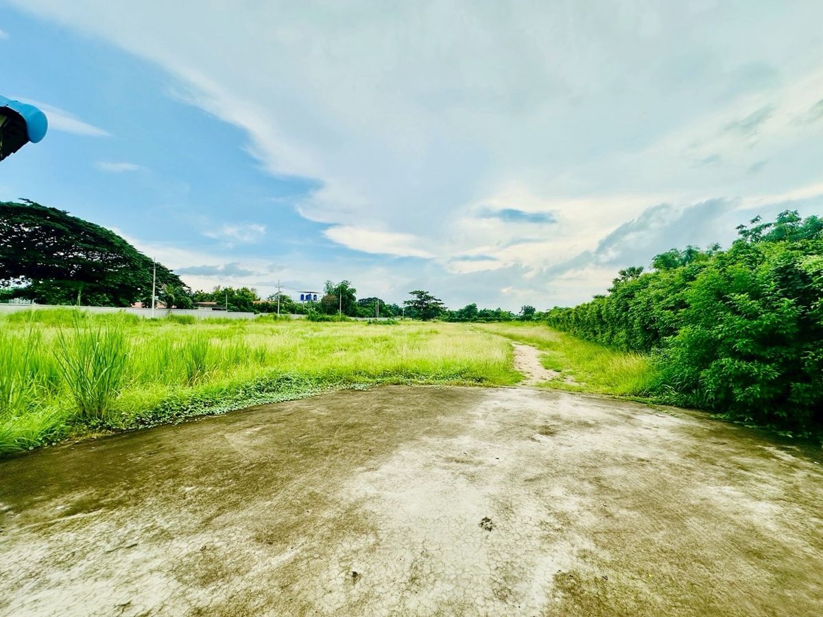 For SaleLandSriracha Laem Chabang Ban Bueng : Land for sale in the area of ​​EEC area of ​​9-1-70 rai. Don Nun Road, near Pinthong 2 Industrial Estate