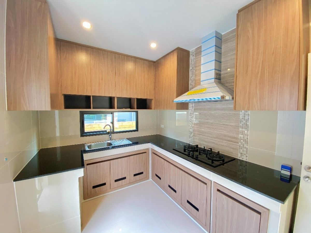 For RentHousePattanakan, Srinakarin : 📲LineID: @RizzEstate (มี@ )🔥House Luxury For Rent Burasiri Pattanakan🔥4 Beds 5 Bath 1Maid🔥