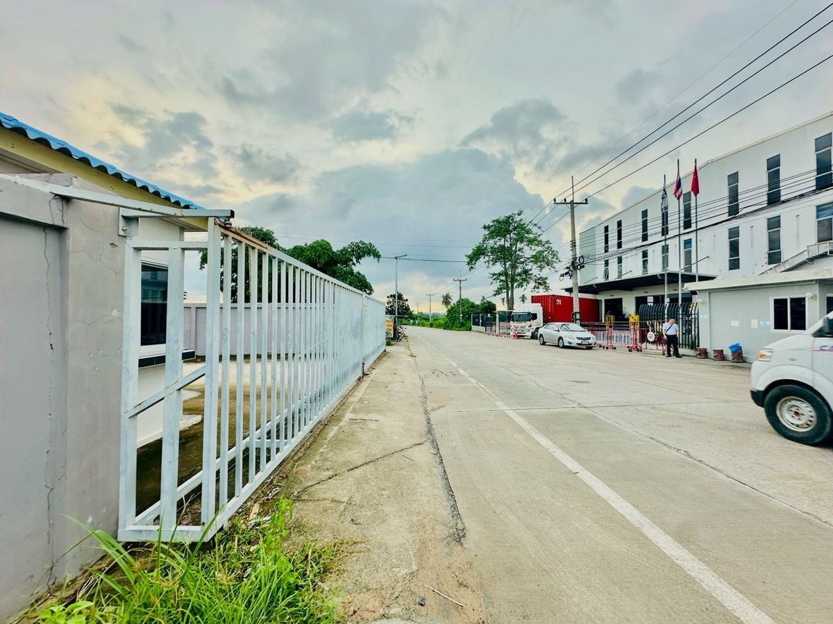 For SaleLandSriracha Laem Chabang Ban Bueng : Land for sale in the area of ​​EEC area of ​​9-1-70 rai. Don Nun Road, near Pinthong 2 Industrial Estate