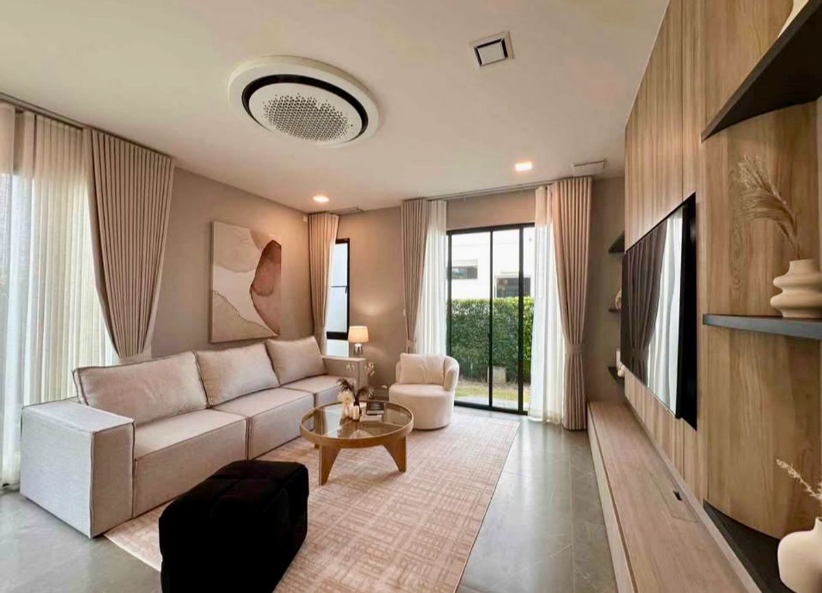 For RentHouseSamut Prakan,Samrong : 🌟For rent: Detached house at Mantana Bangna KM 15. 2 storeys with 4 bedrooms|5 bathrooms. It is fully furnished and nicely decorated.Great facilities.💥 Rental fee 160,000 THB/month.