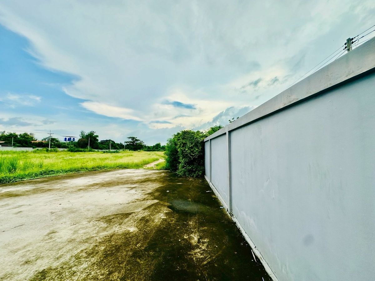 For SaleLandSriracha Laem Chabang Ban Bueng : Land for sale in the area of ​​EEC area of ​​9-1-70 rai. Don Nun Road, near Pinthong 2 Industrial Estate