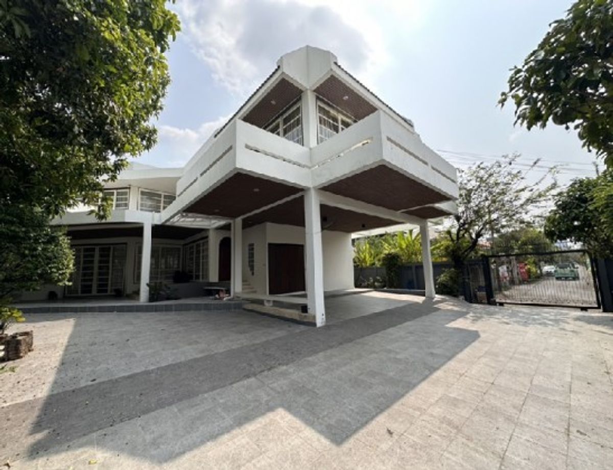 ให้เช่าโฮมออฟฟิศสุขุมวิท อโศก ทองหล่อ : โทร. 081-632-0632 ให้เช่าHome Office 2 ชั้น ซอยปรีดีพนมยงค์ เข้าซอยไม่ลึก / สุขุมวิท 71 / เฟอร์นิเจอร์บางส่วน / อยู่อาศัย Home Office จดบริษัทได้ หรือ ทำธุรกิจร้านกาแฟได้ เหมาะหลากหลายธุรกิจ
