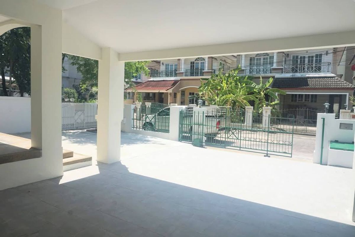For RentTownhomePattanakan, Srinakarin : 🏡 Single house for rent at Srinakarin 51, near Yellow Line MRT 🚆