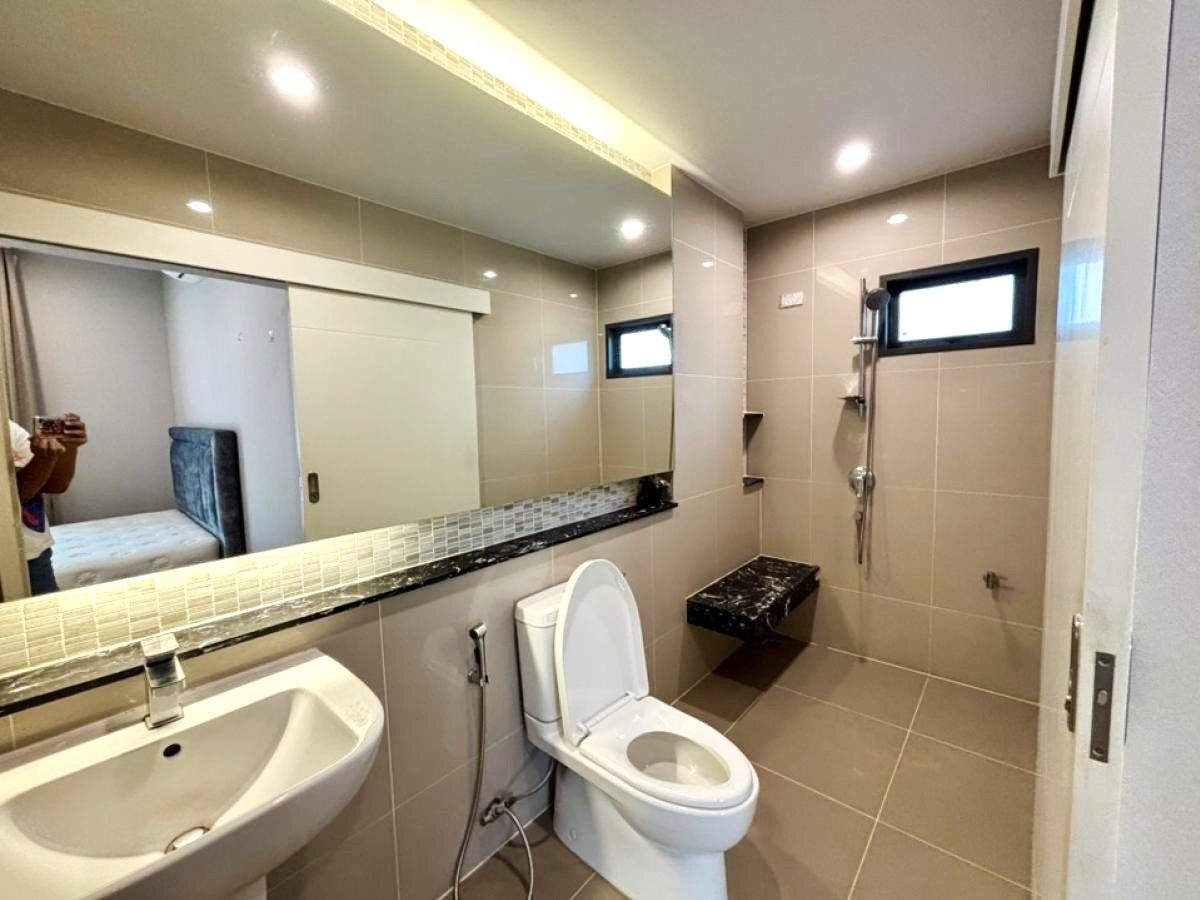 For RentHousePattanakan, Srinakarin : 📲LineID: @RizzEstate (มี@ )🔥House Luxury For Rent Burasiri Pattanakan🔥4 Beds 5 Bath 1Maid🔥